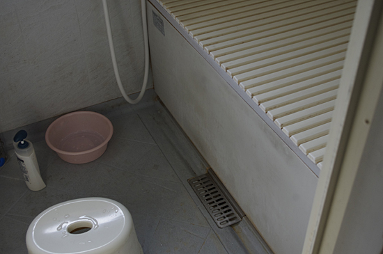 浴室の床や壁、浴槽の壁などに汚れがある。