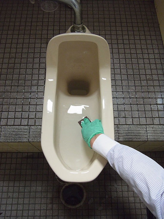 トイレの便器に発生した水垢の除去