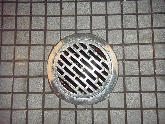 使用実例：トイレの排水溝の蓋の錆びを除去