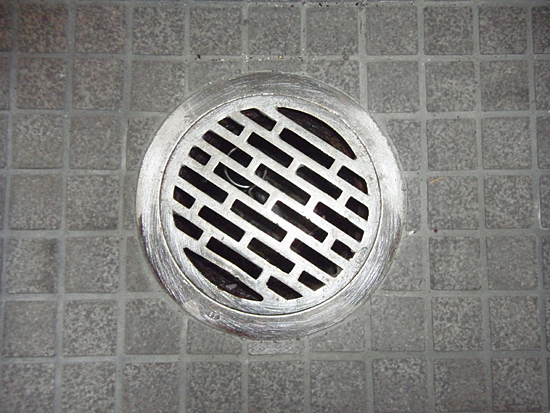 使用実例：トイレの排水溝の蓋の錆びを除去
